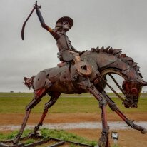 IMG_20180910_114442 10/09/2018 - En pleine Pampa un artiste émérite a su chadronner uns scène très rélistes dans le mouvement et les détails. Brilliant statue in the middle of...